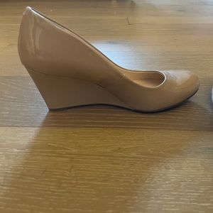 Nude patent jessica simpson wedges